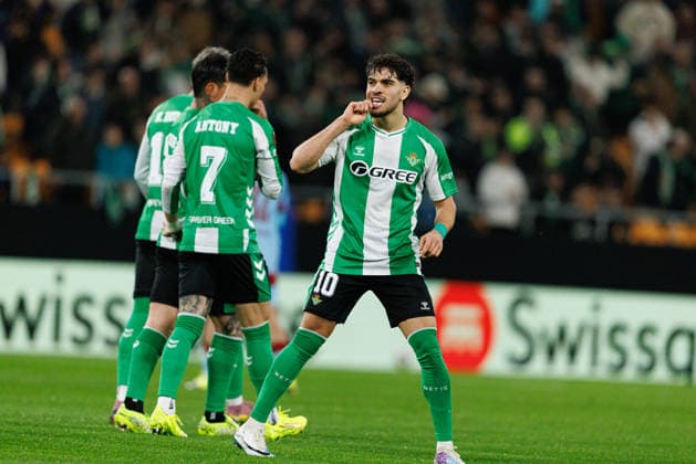 Fußball, EuroLeague, Real Betis Sevilla - Feyenoord Rotterdam #2 Ez Abde seen celebrating after goal during UEFA Europa League game between teams of Real Betis Balompie and Feyenoord Rotterdam (Maciej Rogowski Ball Raw Images) Sevilla Estadio La Cartuja Spain Copyright: xMaciejxRogowskix maciejrogowski_betis_feyenoord_2526-25