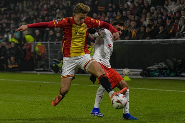 2026-01-29 - Europa League match DEVENTER, NETHERLANDS - JANUARY 29: Giovanni van Zwam of Go Ahead Eagles battles for possession with b21 during the Europa League match at the De Adelaarshorst on January 29, 2026 in Deventer, Netherlands Deventer De Adelaarshorst Netherlands Content not available for redistribution in The Netherlands directly or indirectly through any third parties. Copyright: xDennisxBresserx