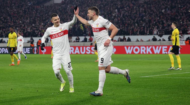 Stuttgart, Fußball Europa League , VfB Stuttgart vs. BSC Young Boys Bern , Torschütze Ermedin Demirovic (VfB, rechts) jubelt über sein Tor zum 2:0 mit Badredine Bouanani