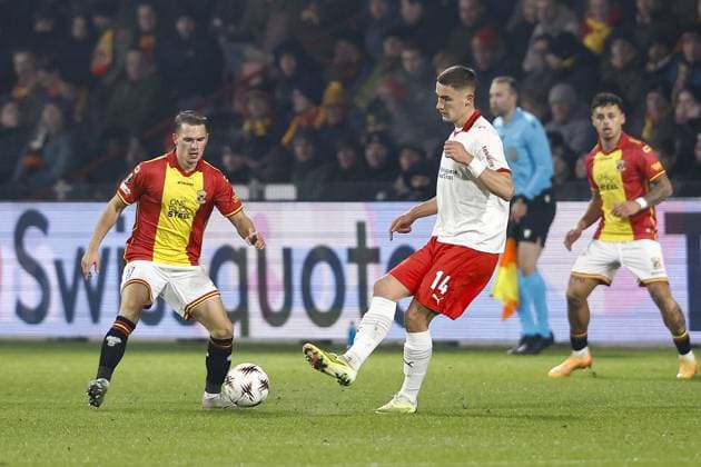 DEVENTER , 29-01-2026 , Stadium De Adelaarshorst , season 2025 2026 , UEFA Europa League League phase . match between Go Ahead Eagles and SC Braga, Picture shows SC Braga player Gustaf Lagerbielke and GA Eagles player Mathis Suray Go Ahead Eagles - Braga  x201171298x Copyright: