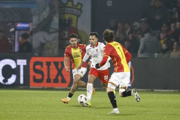 DEVENTER , 29-01-2026 , Stadium De Adelaarshorst , season 2025 2026 , UEFA Europa League League phase . match between Go Ahead Eagles and SC Braga, Picture shows SC Braga player Rodrigo Zalazar and GA Eagles player Dean James Go Ahead Eagles - Braga  x201171300x Copyright: