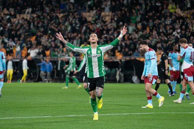Fußball, EuroLeague, Real Betis Sevilla - Feyenoord Rotterdam #2 Antony (N7) celebrates a goal during the UEFA Europa League 25 26 match between Real Betis and Feyenoord at the Estadio La Cartuja in Sevilla, Spain Copyright: xAndresxLopezxSheridanxx xSPPx Sportspressphoto_SPR86716