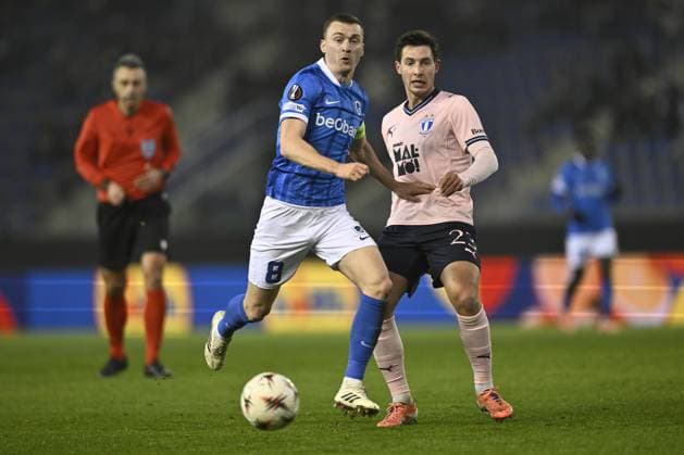 Genk s Bryan Heynen and Malmo s Lasse Berg Johnsen fight for the ball during a soccer game between Belgian soccer team KRC Genk and Swedish team Malmo FF, in Genk, on Thursday 29 January 2026, on day eight of the League phase of the UEFA Europa League tournament. JOHAN EYCKENS JohanxEyckens  x159640815x