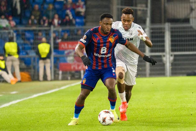 29 01 2026, Basel, St. Jakob-Park, Europa League: FC Basel - Viktoria Plzen, 7 Philip Otele (Basel) battle for the ball with 40 Vincent Nvendo (Zurich) Basel St. Jakob-Park Basel Switzerland Copyright: xJustPictures.ch PascalxvonxBürenx jp-en-PaVoB-Pavo_Fotografie-00451