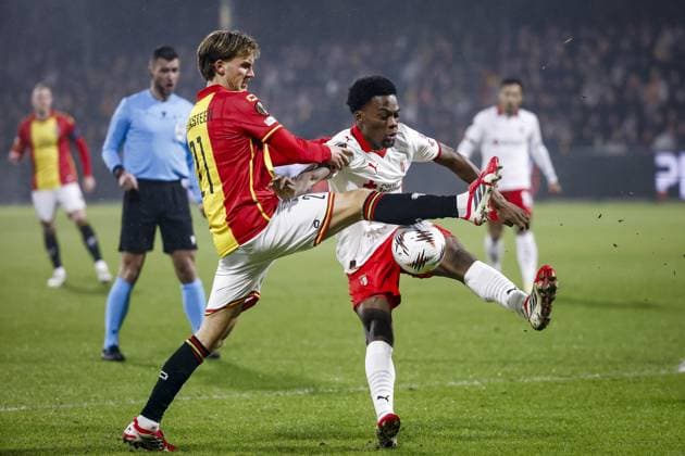 DEVENTER - (l-r) Melle Meulensteen of Go Ahead Eagles and Jean-Baptiste Gorby of Sporting Braga during the UEFA Europa league match between Go Ahead Eagles and Sporting Braga in De Adelaarshorst on January 29, 2026 in Deventer, Netherlands. VINCENT JANNINK ANP UEFA Europa League 2025-2026 xVIxANPxSportx xxANPxIVx 549047734 originalFilename: 549047734.jpg