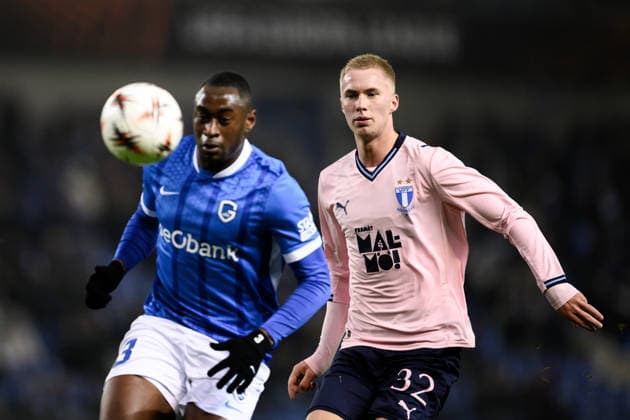 260129 Sadick Mujaid of KRC Genk and Daniel Gudjohnsen of Malmö FF during the UEFA Europa League football match between KRC Genk and Malmö FF on January 29, 2026 in Genk. Photo: Simon Hastegard BILDBYRAN kod SH SH0684 fotboll football soccer fotball uefa europa league europa league krc genk malmö ff bbeng Copyright: SIMONxHASTEGARD BB260129SH042
