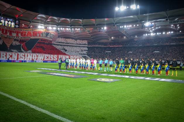 Die beiden Mannschaften vor Beginn des Spiels, im Hintergrund die Choreo Choreografie Choreography der VfB-Fans, VfB Stuttgart vs. BSC Young Boys Bern, Fussball, Maenner, UEFA Europa League, Saison 2025 2026, 8. Spieltag, 29.01.2026 DFB regulations prohibit any use of photographs as image sequences and or quasi-video Stuttgart Baden-Wuerttemberg Deutschland