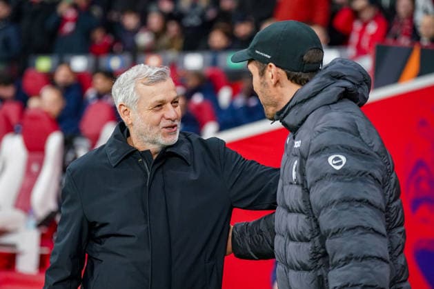 Fussball UEFA Europa League 2025 26, 8. Spieltag - OSC Lille vs SC Freiburg - Stade Pierre Mauroy (Lille, Frankreich): Bruno GÃ nÃ sio Bruno Genesio (Trainer, OSC Lille) und Julian Schuster (SC Freiburg, Trainer) Copyright: xJOERANxSTEINSIEKx
