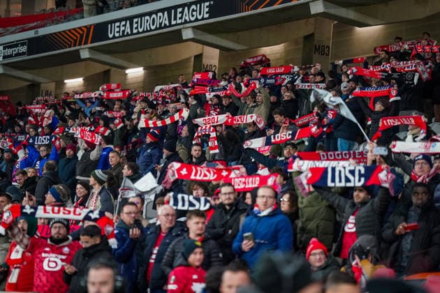Fussball UEFA Europa League 2025 26, 8. Spieltag OSC Lille vs SC Freiburg Stade Pierre Mauroy (Lille, Frankreich): Heimfans des OSC Lille im vollbesetzten Stadion, rot-weiße Fanschals hochgehalten, aktive Fankurve, emotionale Unterstützung, Europapokal-Atmosphäre, Flutlicht, Tribünenblick, UEFA-Branding, Gruppenphase, internationale Begegnung, Vereinsfussball, Fan-Kultur, Ultras, Support, Heimspiel, Sportevent, Fußballabend, Frankreich, Europa. Copyright: xJOERANxSTEINSIEKx