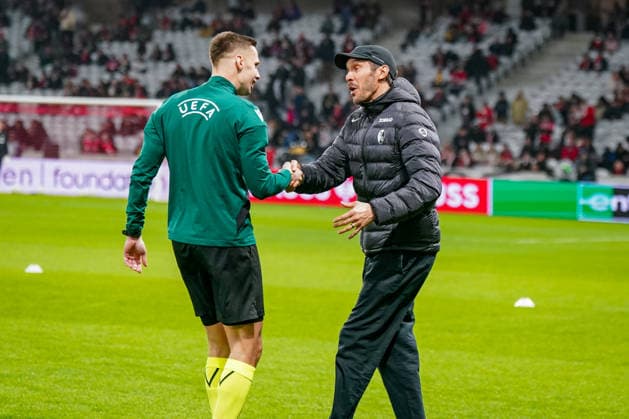 Fussball UEFA Europa League 2025 26, 8. Spieltag - OSC Lille vs SC Freiburg - Stade Pierre Mauroy (Lille, Frankreich): Julian Schuster (SC Freiburg, Trainer) Schiedsrichter Damian Sylwestrzak Copyright: xJOERANxSTEINSIEKx
