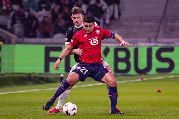 Fussball UEFA Europa League 2025 26, 8. Spieltag - OSC Lille vs SC Freiburg - Stade Pierre Mauroy (Lille, Frankreich): Ivan Cavaleiro (OSC Lille, 21) Maximilian Eggestein (SC Freiburg, 08) Copyright: xJOERANxSTEINSIEKx