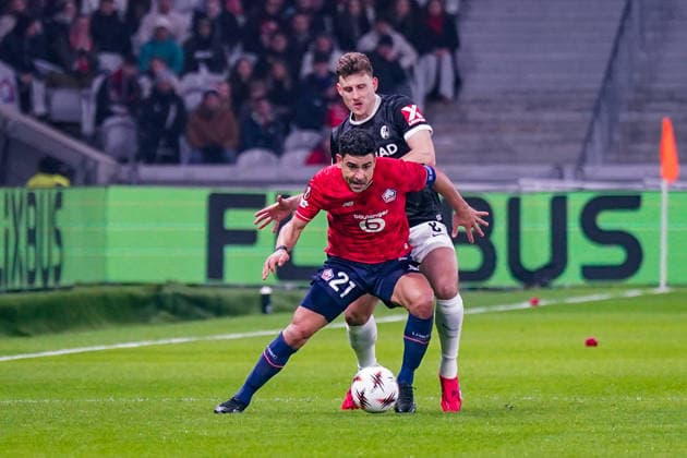 Fussball UEFA Europa League 2025 26, 8. Spieltag - OSC Lille vs SC Freiburg - Stade Pierre Mauroy (Lille, Frankreich): Ivan Cavaleiro (OSC Lille, 21) Maximilian Eggestein (SC Freiburg, 08) Copyright: xJOERANxSTEINSIEKx
