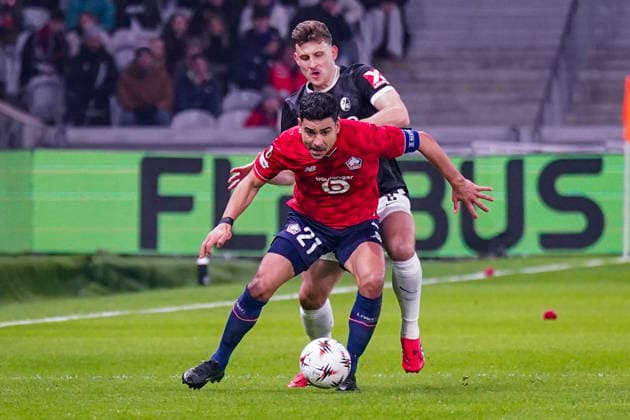 Fussball UEFA Europa League 2025 26, 8. Spieltag - OSC Lille vs SC Freiburg - Stade Pierre Mauroy (Lille, Frankreich): Ivan Cavaleiro (OSC Lille, 21) Maximilian Eggestein (SC Freiburg, 08) Copyright: xJOERANxSTEINSIEKx