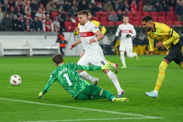 Ermedin Demirovic 9 (VfB Stuttgart) erzielt das 2:0, Marvin Keller 1 (BSC Young Boys Bern) ohne Chance, VfB Stuttgart vs. BSC Young Boys Bern, Fussball, Maenner, UEFA Europa League, Saison 2025 2026, 8. Spieltag, 29.01.2026 DFB regulations prohibit any use of photographs as image sequences and or quasi-video Stuttgart Baden-Wuerttemberg Deutschland
