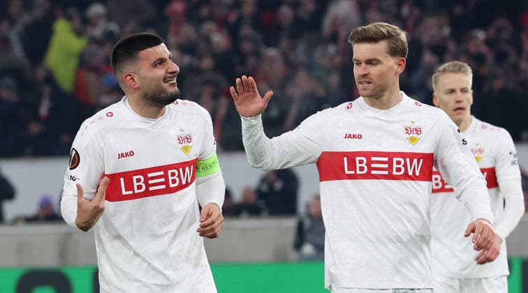 Stuttgart, Fußball Europa League , VfB Stuttgart vs. BSC Young Boys Bern , v.. Torschütze Deniz Undav (VfB) jubelt über sein Tor zum 1:0 mit Maximilian Mittelstädt