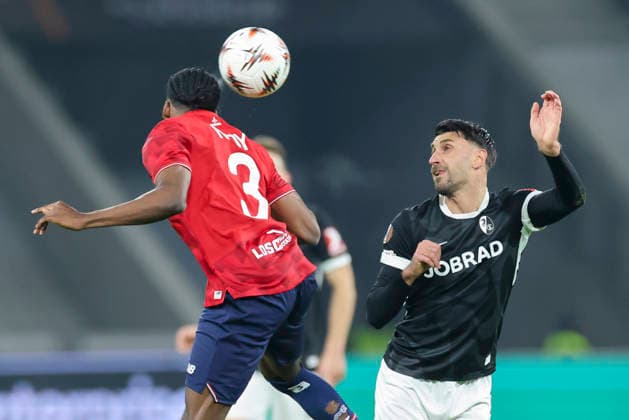 Nathan Ngoy (OSC Lille) und Vincenzo Grifo (SC Freiburg) kaempfen um den Ball, UEFA Europa League 2025 26 League Phase MD8, LOSC Lille v SC Freiburg, Stade Pierre Mauroy am 29. January 2026 in Lille, Frankreich. (Foto von Marco Steinbrenner DeFodi Images) Nathan Ngoy (OSC Lille) und Vincenzo Grifo (SC Freiburg) battle for the ball, UEFA Europa League 2025 26 League Phase MD8, LOSC Lille v SC Freiburg, Stade Pierre Mauroy, January 29, 2026 in Lille, France. (Photo by Marco Steinbrenner DeFodi Images) -