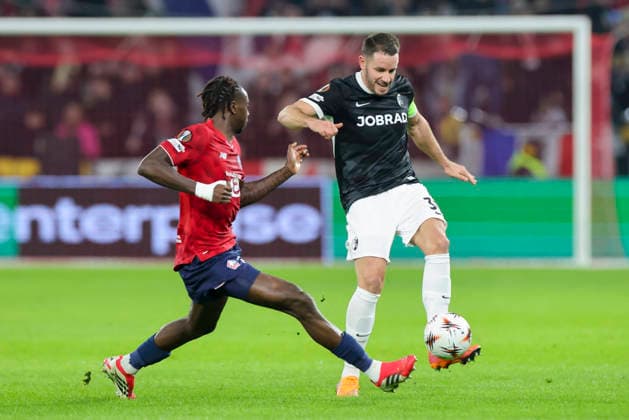 Ngal Ayel Mukau (OSC Lille) und Christian Guenter (SC Freiburg) kaempfen um den Ball, UEFA Europa League 2025 26 League Phase MD8, LOSC Lille v SC Freiburg, Stade Pierre Mauroy am 29. January 2026 in Lille, Frankreich. (Foto von Marco Steinbrenner DeFodi Images) Ngal Ayel Mukau (OSC Lille) und Christian Guenter (SC Freiburg) battle for the ball, UEFA Europa League 2025 26 League Phase MD8, LOSC Lille v SC Freiburg, Stade Pierre Mauroy, January 29, 2026 in Lille, France. (Photo by Marco Steinbrenner DeFodi Images) -