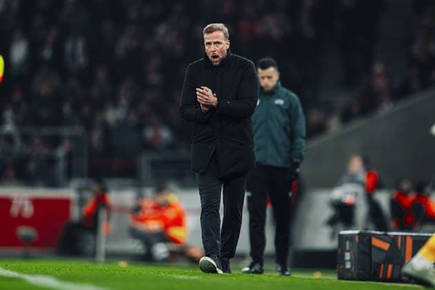 Sebastian Hoeneß (999; VfB Stuttgart) gibt Anweisungen an der Seitenlinie Trainer an der Seitenlinie