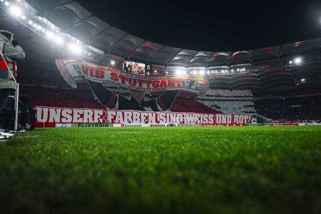Beeindruckende Choreografie der VfB Stuttgart Fans in der MHP-Arena zeigt die Farben Weiß und Rot. Choreografie der VfB Stuttgart Fans