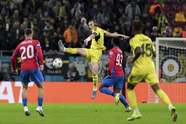 FCSB v Fenerbahce - UEFA Europa League BUCHAREST, ROMANIA - JANUARY 29: Caglar Soyuncu of Fenerbahce in action against Mamadou Thiam (93) of FCSB during the UEFA Europa League Week 8 football match between FCSB and Fenerbahce in Bucharest, Romania on January 29, 2026. Arife Karakum Anadolu Bucharest Romania. Editorial use only. Please get in touch for any other usage.  Copyright: x2026xAnadoluxArifexKarakumx