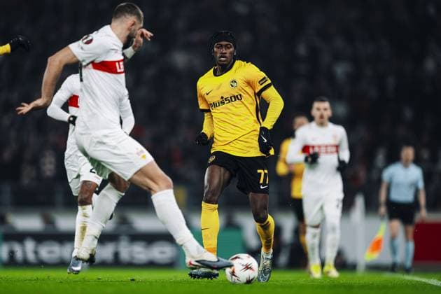 Joël Monteiro (77; BSC Young Boys) mit Ball, während Spieler von VfB Stuttgart verteidigen Spielszene mit Ballkontrolle