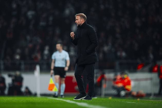 Sebastian Hoeneß (999; VfB Stuttgart) gibt konzentriert Anweisungen an der Seitenlinie Trainer an der Seitenlinie