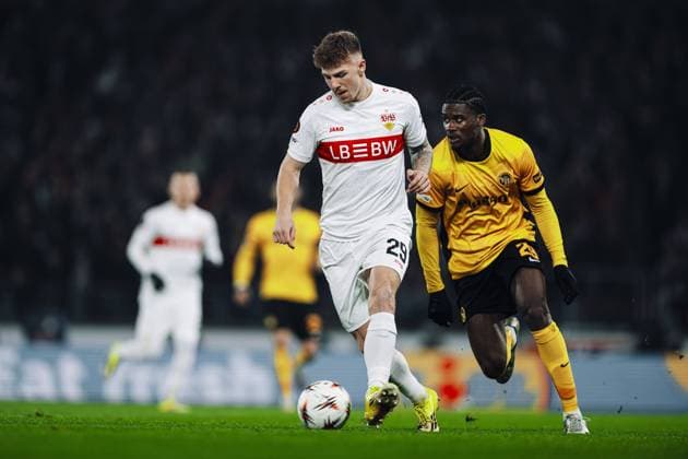 Finn Jeltsch (29; VfB Stuttgart) im Zweikampf mit Chris Bedia (29; BSC Young Boys) um den Ball Zweikampf um den Ball