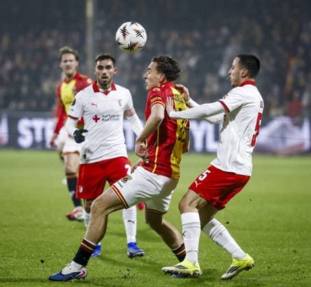 DEVENTER - (l-r) Aske Adelgaard of Go Ahead Eagles and Leonardo Lelo of Sporting Braga during the UEFA Europa League match between Go Ahead Eagles and Sporting Braga at De Adelaarshorst on January 29, 2026, in Deventer, Netherlands. VINCENT JANNINK ANP UEFA Europa League 2025-2026 xVIxANPxSportx xxANPxIVx 549047841 originalFilename: 549047841.jpg
