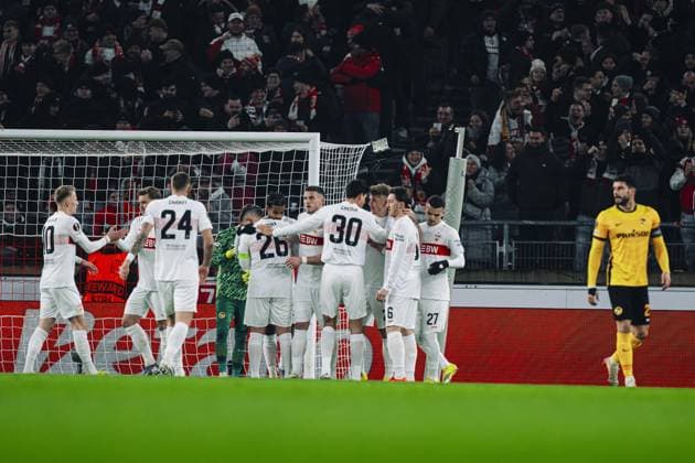 Badredine Bouanani (27; VfB Stuttgart), Jeff Chabot (24; VfB Stuttgart), Angelo Stiller (6; VfB Stuttgart), Ermedin Demirovic (9; VfB Stuttgart), Jamie Leweling (18; VfB Stuttgart) und Loris Benito (23; BSC Young Boys) feiern gemeinsam vor dem Tor Spieler feiern Torerfolg