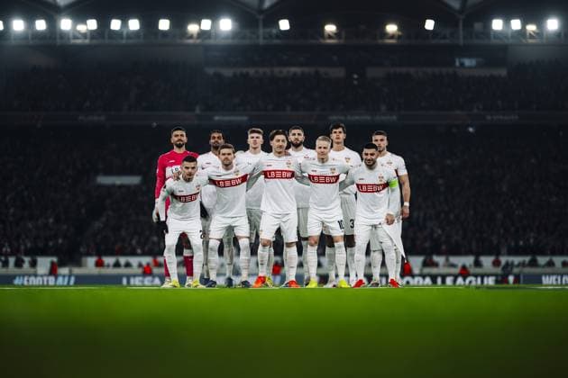 Fabian Bredlow (1; VfB Stuttgart), Jeff Chabot (24; VfB Stuttgart), Chema Andres (30; VfB Stuttgart), Lorenz Assignon (22; VfB Stuttgart), Finn Jeltsch (29; VfB Stuttgart), Angelo Stiller (6; VfB Stuttgart), Ermedin Demirovic (9; VfB Stuttgart), Chris Führich (10; VfB Stuttgart), Maximilian Mittelstädt (7; VfB Stuttgart), Deniz Undav (26; VfB Stuttgart) und Badredine Bouanani (27; VfB Stuttgart) formieren sich für das Mannschaftsfoto in der MHP-Arena Mannschaftsfoto in Aktion