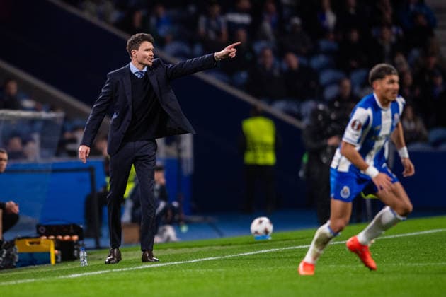 January 29, 2026, Porto, Porto, Portugal: PORTO, PORTUGAL - JANUARY 29: DANNY ROHL head coach of Rangers FC is seen reacting during the UEFA Europa League 2025 26 MD8 match between FC Porto and Rangers FC, at Estadio do Dragao on January 29, 2026 in Porto, Portugal Porto Portugal - ZUMAl192 20260129_zsp_l192_016 Copyright: xMiguelxLemosx