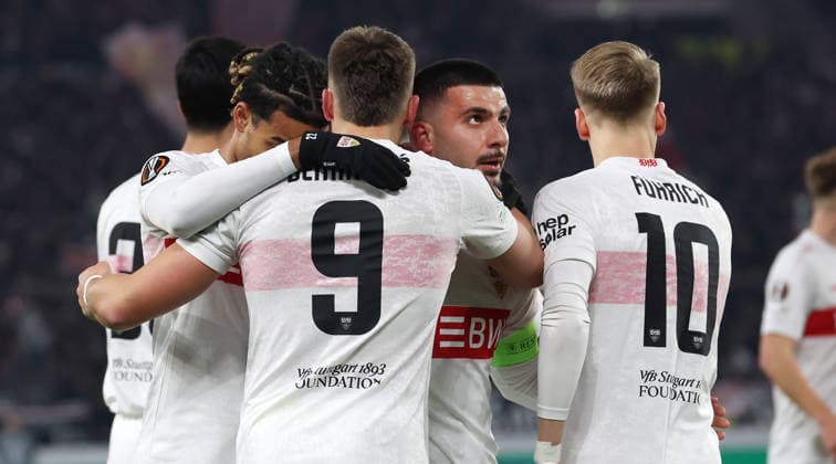 Stuttgart, Fußball Europa League , VfB Stuttgart vs. BSC Young Boys Bern , Jubel über das Tor zum 2:0, v.l. Lorenz Assignon, Torschütze Ermedin Demirovic, Deniz Undav, Chris Führich (VfB)