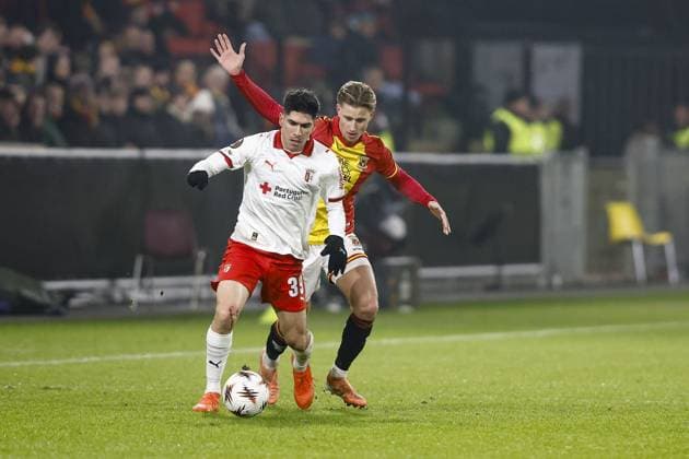DEVENTER , 29-01-2026 , Stadium De Adelaarshorst , season 2025 2026 , UEFA Europa League League phase . match between Go Ahead Eagles and SC Braga, Picture shows SC Braga player Fran Navarro and GA Eagles player Giovanni van Zwam Go Ahead Eagles - Braga  x201171791x Copyright: