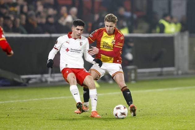 DEVENTER , 29-01-2026 , Stadium De Adelaarshorst , season 2025 2026 , UEFA Europa League League phase . match between Go Ahead Eagles and SC Braga, Picture shows SC Braga player Fran Navarro and GA Eagles player Giovanni van Zwam Go Ahead Eagles - Braga  x201171795x Copyright: