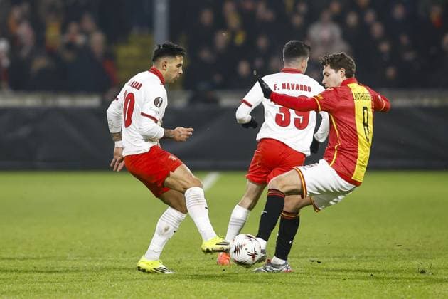 DEVENTER , 29-01-2026 , Stadium De Adelaarshorst , season 2025 2026 , UEFA Europa League League phase . match between Go Ahead Eagles and SC Braga, Picture shows GA Eagles player Evert Linthorst and SC Braga player Rodrigo Zalazar Go Ahead Eagles - Braga  x201171804x Copyright: