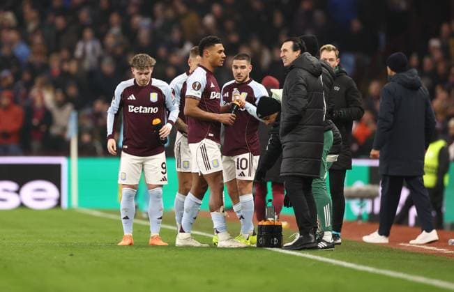 Aston Villa look dejected after the opening goal. Aston Villa v Red Bull Salzburg, UEFA Europa League, Group Stage, Football, Villa Park, Birmingham, UK - 29 Jan 2026Birmingham Villa Park United Kingdom EDITORIAL USE ONLY No use with unauthorised audio, video, data, fixture lists, club league logos or live services. Online in-match use limited to 120 images, no video emulation. No use in betting, games or single club league player publications.  Copyright: xRyanxBrowne Shutterstockx 16445867bf