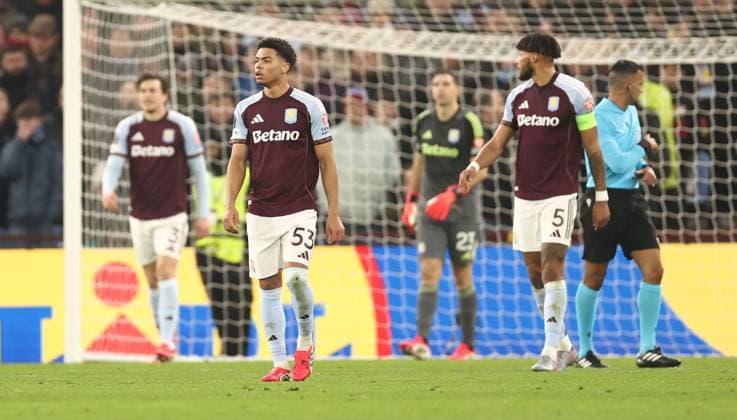 Aston Villa look dejected after the opening goal. Aston Villa v Red Bull Salzburg, UEFA Europa League, Group Stage, Football, Villa Park, Birmingham, UK - 29 Jan 2026Birmingham Villa Park United Kingdom EDITORIAL USE ONLY No use with unauthorised audio, video, data, fixture lists, club league logos or live services. Online in-match use limited to 120 images, no video emulation. No use in betting, games or single club league player publications.  Copyright: xRyanxBrowne Shutterstockx 16445867bd