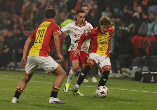 Oskar Sivertsen of Go Ahead Eagles with Leonardo Lelo of Braga during the match Go Ahead Eagles vs Braga at the De Adelaarshorst for the UEFA Europa League season 2025-2026 in DEVENTER, Netherlands on 29 january 2026 (Photo by Peter Lous EYE4IMAGES) -