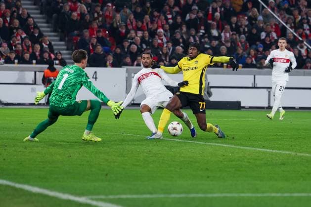 Aktion zwischen Lorenz Assignon 22 (VfB Stuttgart), und Marvin Keller 1 (BSC Young Boys Bern) und Joel Monteiro 77 (BSC Young Boys Bern), VfB Stuttgart vs. BSC Young Boys Bern, Fussball, Maenner, UEFA Europa League, Saison 2025 2026, 8. Spieltag, 29.01.2026 DFB regulations prohibit any use of photographs as image sequences and or quasi-video Stuttgart Baden-Wuerttemberg Deutschland