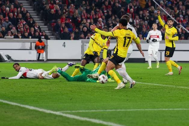 Aktion zwischen Lorenz Assignon 22 (VfB Stuttgart), und Marvin Keller 1 (BSC Young Boys Bern) und Joel Monteiro 77 (BSC Young Boys Bern), VfB Stuttgart vs. BSC Young Boys Bern, Fussball, Maenner, UEFA Europa League, Saison 2025 2026, 8. Spieltag, 29.01.2026 DFB regulations prohibit any use of photographs as image sequences and or quasi-video Stuttgart Baden-Wuerttemberg Deutschland