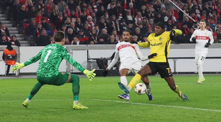 Stuttgart, Fußball Europa League , VfB Stuttgart vs. BSC Young Boys Bern , von links: Marvin Keller ( Bern ) Lorenz Assignon ( VFb ) Joel Monteiro ( bern )