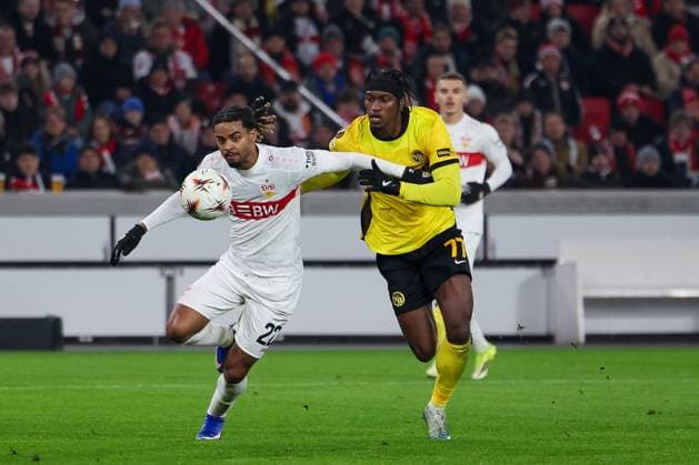 Aktion zwischen Ameen Al-Dakhil 2 (VfB Stuttgart) und Joel Monteiro 77 (BSC Young Boys Bern), VfB Stuttgart vs. BSC Young Boys Bern, Fussball, Maenner, UEFA Europa League, Saison 2025 2026, 8. Spieltag, 29.01.2026 DFB regulations prohibit any use of photographs as image sequences and or quasi-video Stuttgart Baden-Wuerttemberg Deutschland