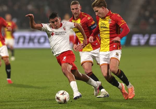 Victor Gomez of Braga with Giovanni van Zwam of Go Ahead Eagles during the match Go Ahead Eagles vs Braga at the De Adelaarshorst for the UEFA Europa League season 2025-2026 in DEVENTER, Netherlands on 29 january 2026 (Photo by Peter Lous EYE4IMAGES) -
