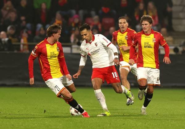 Rodrigo Zalazar of Braga with Melle Meulensteen of Go Ahead Eagles during the match Go Ahead Eagles vs Braga at the De Adelaarshorst for the UEFA Europa League season 2025-2026 in DEVENTER, Netherlands on 29 january 2026 (Photo by Peter Lous EYE4IMAGES) -