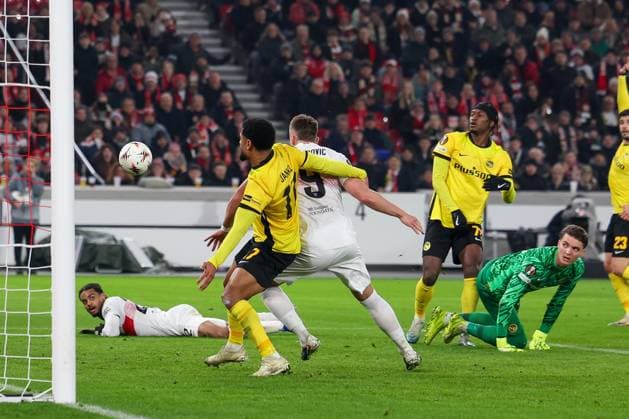 Ermedin Demirovic 9 (VfB Stuttgart) im Abseits bei einem Pass von Lorenz Assignon 22 (VfB Stuttgart), Marvin Keller 1 (BSC Young Boys Bern) schaut zu, VfB Stuttgart vs. BSC Young Boys Bern, Fussball, Maenner, UEFA Europa League, Saison 2025 2026, 8. Spieltag, 29.01.2026 DFB regulations prohibit any use of photographs as image sequences and or quasi-video Stuttgart Baden-Wuerttemberg Deutschland