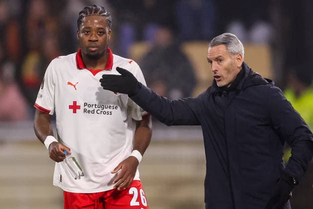 DEVENTER, NETHERLANDS - JANUARY 29: SC Braga head coach Carlos Vicens gives instructions to Bright Arrey Mbi of SC Braga during the UEFA Europa League 2025 26 League Phase MD8 match between Go Ahead Eagles and SC Braga at Stadion De Adelaarshorst on January 29, 2026 in Deventer, Netherlands. (Photo by Rene Nijhuis) SPO  Copyright: xRenexNijhuis