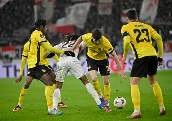 Zweikampf, Aktion Lorenz Assignon VfB Stuttgart (22) gegen Loris Benito BSC Young Boys Bern (23) Joel Monteiro BSC Young Boys Bern (77) VfB Stuttgart vs Young Boys Bern YB EUROPA LEAGUE EL 29.01.2026 DFL REGULATIONS PROHIBIT ANY USE OF PHOTOGRAPHS AS IMAGE SEQUENCES AND OR QUASI-VIDEO VfB Stuttgart vs Young Boys Bern YB