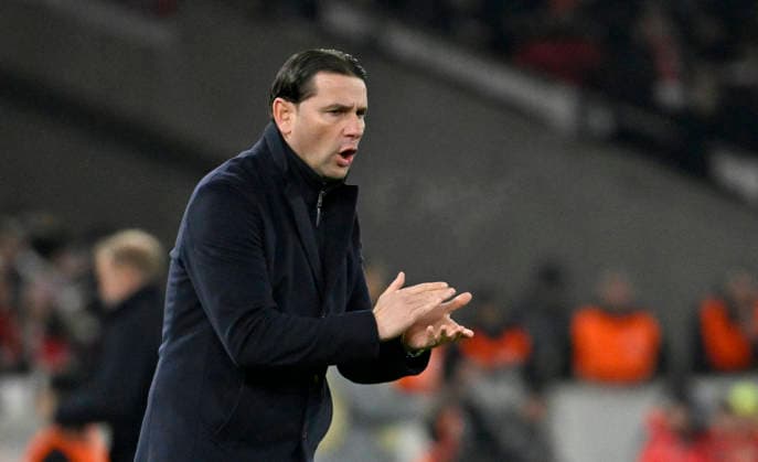 Trainer Coach Gerardo Seoane BSC Young Boys Bern am Spielfeldrand klatscht aufmunternd in die Haende, Beifall VfB Stuttgart vs Young Boys Bern YB EUROPA LEAGUE EL 29.01.2026 DFL REGULATIONS PROHIBIT ANY USE OF PHOTOGRAPHS AS IMAGE SEQUENCES AND OR QUASI-VIDEO VfB Stuttgart vs Young Boys Bern YB