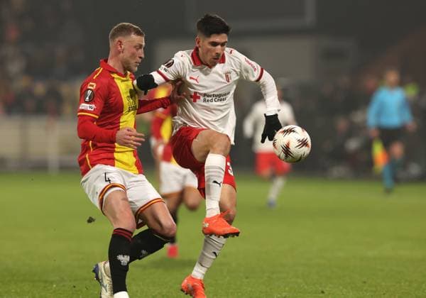 Fran Navarro of Braga with Joris Kramer of Go Ahead Eagles during the match Go Ahead Eagles vs Braga at the De Adelaarshorst for the UEFA Europa League season 2025-2026 in DEVENTER, Netherlands on 29 january 2026 (Photo by Peter Lous EYE4IMAGES) -