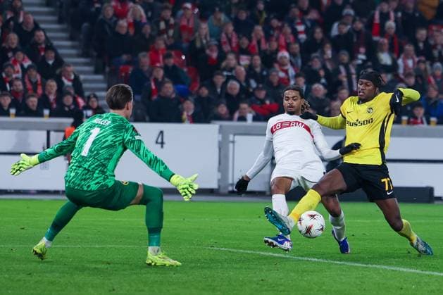 Aktion zwischen Lorenz Assignon 22 (VfB Stuttgart), und Marvin Keller 1 (BSC Young Boys Bern) und Joel Monteiro 77 (BSC Young Boys Bern), VfB Stuttgart vs. BSC Young Boys Bern, Fussball, Maenner, UEFA Europa League, Saison 2025 2026, 8. Spieltag, 29.01.2026 DFB regulations prohibit any use of photographs as image sequences and or quasi-video Stuttgart Baden-Wuerttemberg Deutschland